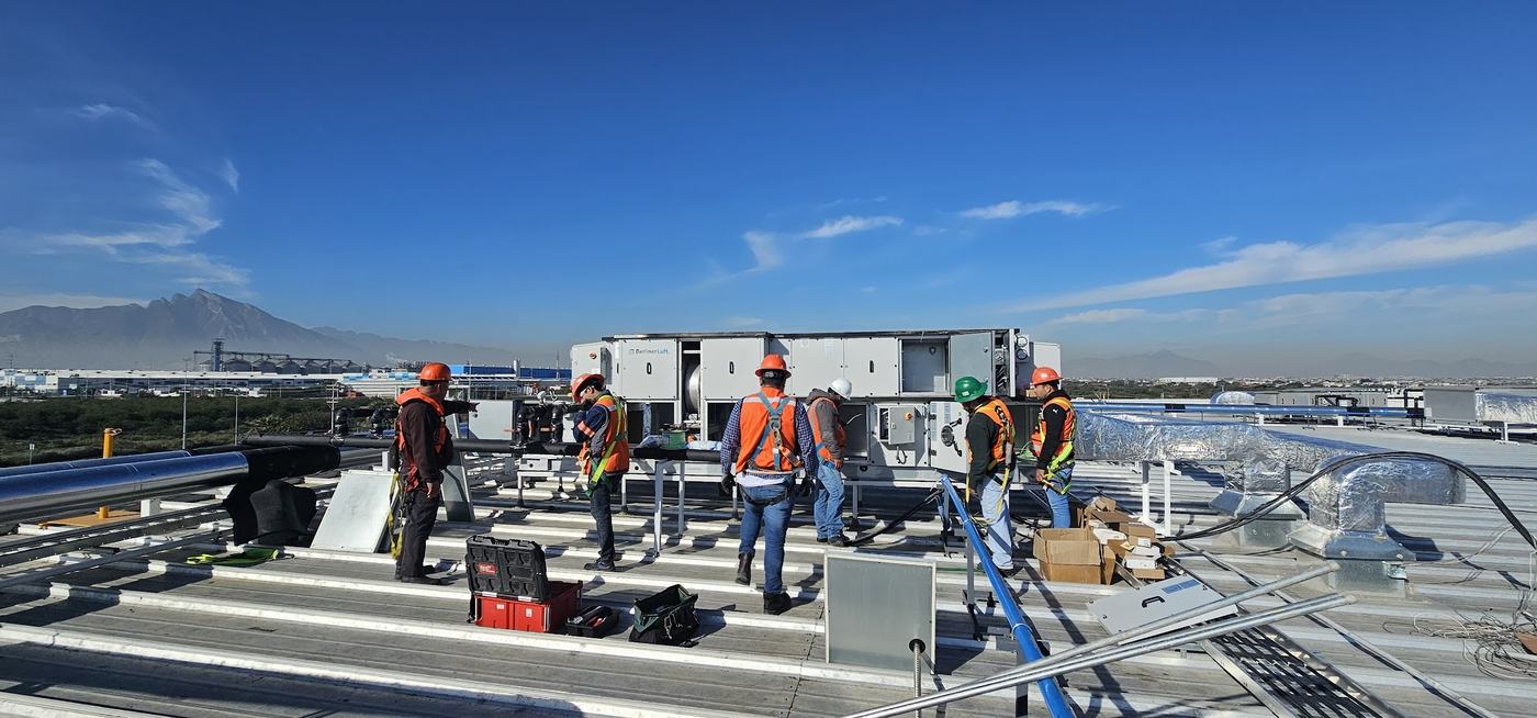 Montaje HVAC en techo industrial